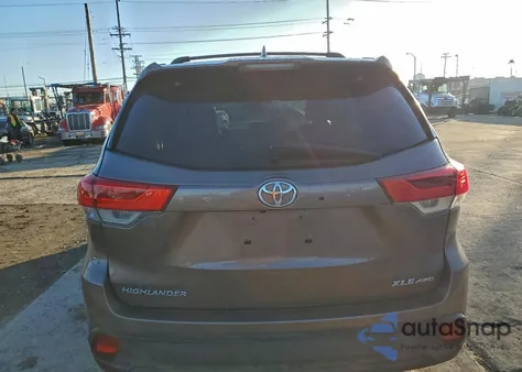 2018 Toyota Highlander Se z USA, uszkodzony, nr VIN 5TDJZRFH1JS827242
